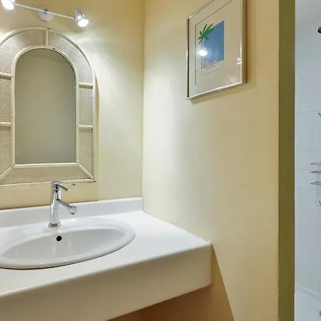 Superb Town House With Private Courtyard - Welkeys Apartment *