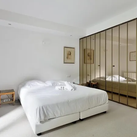 Apartment Superb Town House With Private Courtyard - Welkeys